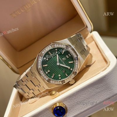 High Quality Replica AUDEMARS PIGUET Royal Oak Silver 316L Stainless Steel Strap Different Colors Grande Tapisserie Face Dial Swarovski Crystal Set Stainless Steel Bezel Stainless Steel Case Lady Watch 33mm